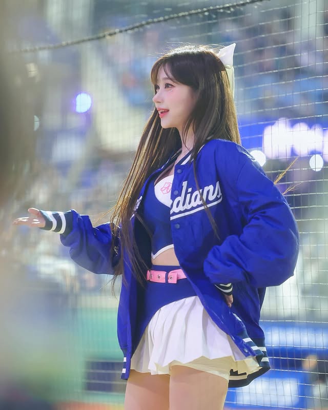 韩网不满「珠珠宝贝」！在韩啦啦队「李珠珢应援服露肚脐」被喷服装过于暴露！