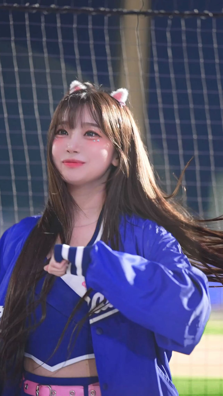 韩网不满「珠珠宝贝」！在韩啦啦队「李珠珢应援服露肚脐」被喷服装过于暴露！