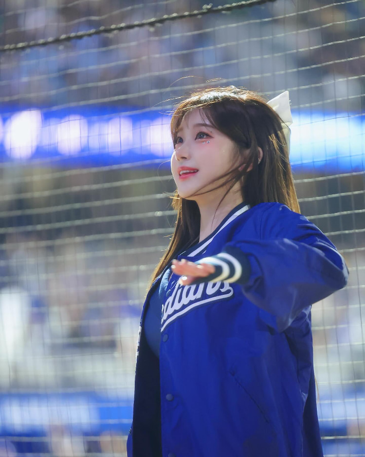 韩网不满「珠珠宝贝」！在韩啦啦队「李珠珢应援服露肚脐」被喷服装过于暴露！