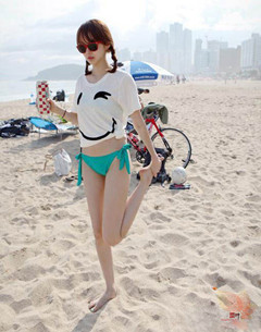 韩国嫩模，沙滩惹火比基尼