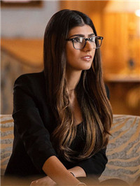 世界第一女演员《MiaKhalifa》为黎巴嫩募款拍卖「原味眼镜」，24小时飙破300万！