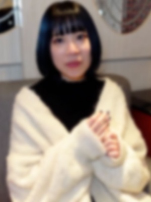 【无】生活困窘的 22 岁美甲师新人。