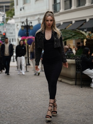 【上车】Pornhub观看数破亿！德国OF网红《Hope Heaven》175公分长腿＋白皙曲线太诱人！